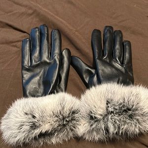 Women’s black leather gloves